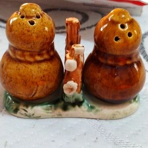 VINTAGE SALT N PEPPER SHAKERS